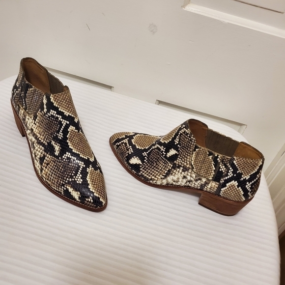NWOT Madewell Sonia Snakeprint Leather Chelsea Booties Size 9 - Picture 2 of 14